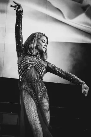 Live performance photograph 9 of 18